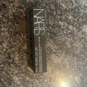 Afterglow Sensual Shine Lipstick
NARS high gear 218 brand new. gift never used.
